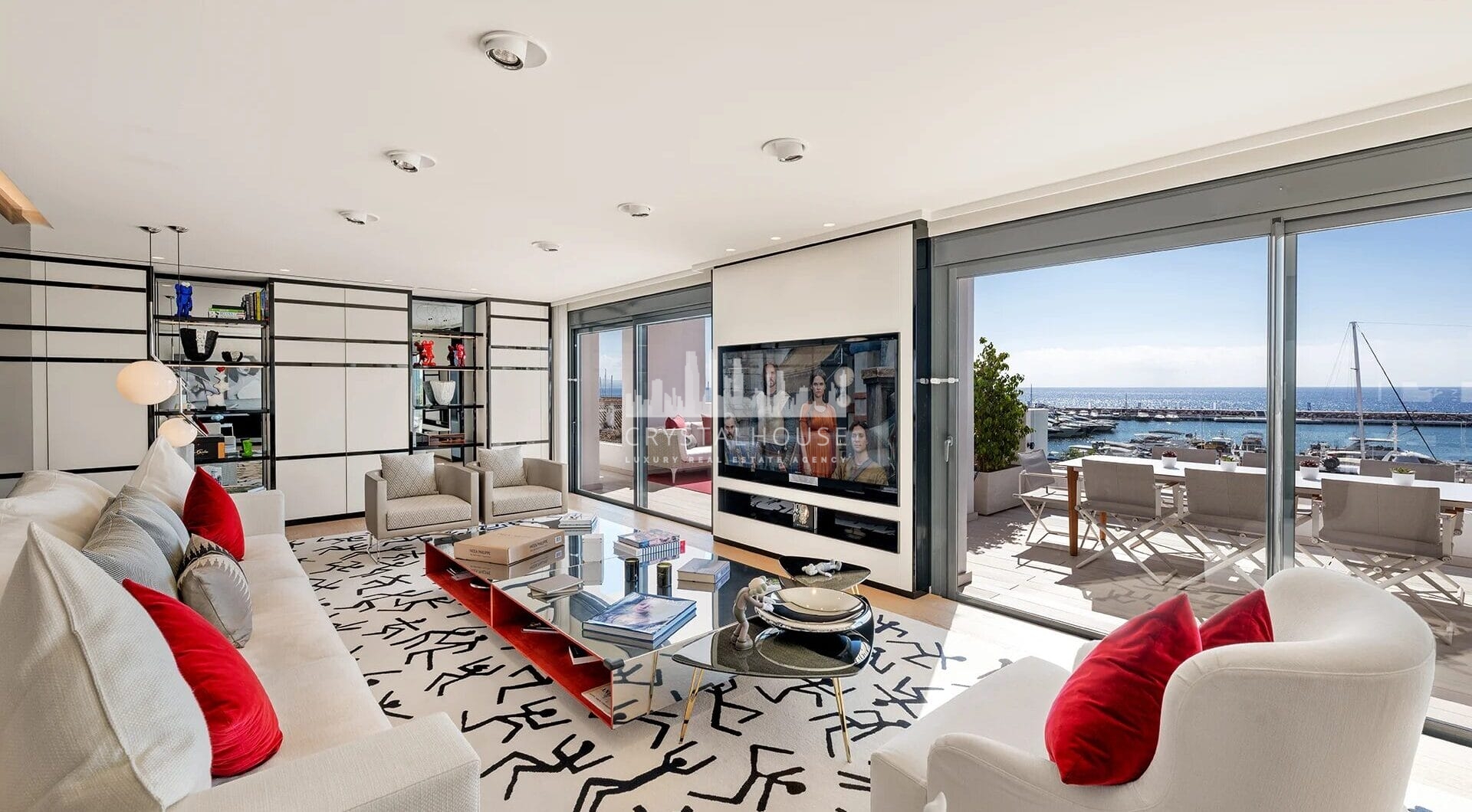 Położony w samym sercu słynnego Puerto Banus w Marbelli, ten luksusowy apartament oferuje wspaniałe wrażenia z życia w jednej z najbardziej prestiżowych lokalizacji w Hiszpanii.