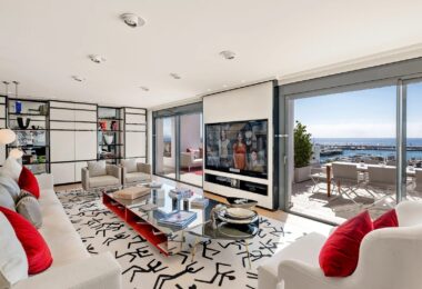 Położony w samym sercu słynnego Puerto Banus w Marbelli, ten luksusowy apartament oferuje wspaniałe wrażenia z życia w jednej z najbardziej prestiżowych lokalizacji w Hiszpanii.