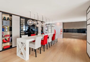 Położony w samym sercu słynnego Puerto Banus w Marbelli, ten luksusowy apartament oferuje wspaniałe wrażenia z życia w jednej z najbardziej prestiżowych lokalizacji w Hiszpanii.
