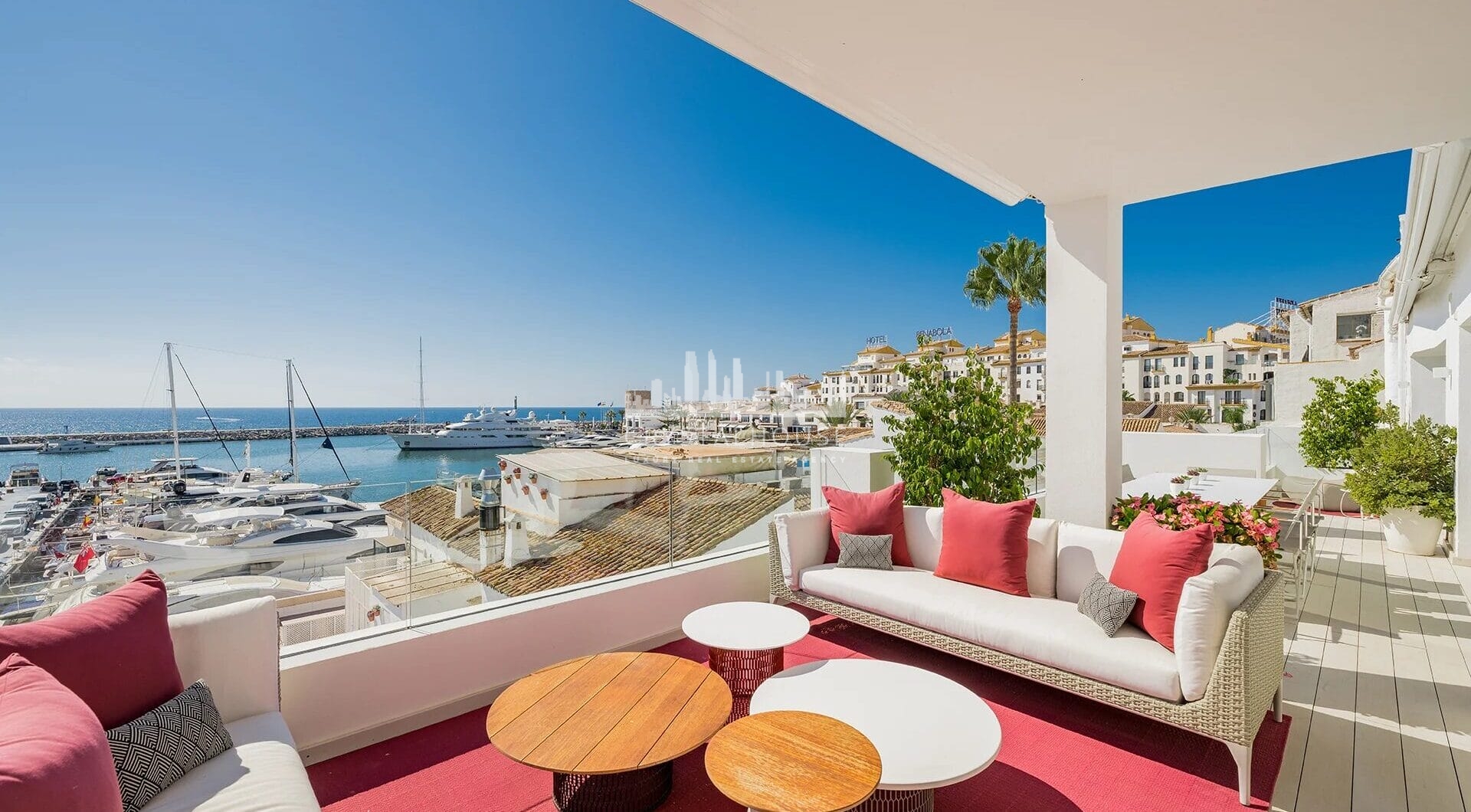 Położony w samym sercu słynnego Puerto Banus w Marbelli, ten luksusowy apartament oferuje wspaniałe wrażenia z życia w jednej z najbardziej prestiżowych lokalizacji w Hiszpanii.