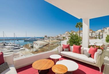 Położony w samym sercu słynnego Puerto Banus w Marbelli, ten luksusowy apartament oferuje wspaniałe wrażenia z życia w jednej z najbardziej prestiżowych lokalizacji w Hiszpanii.
