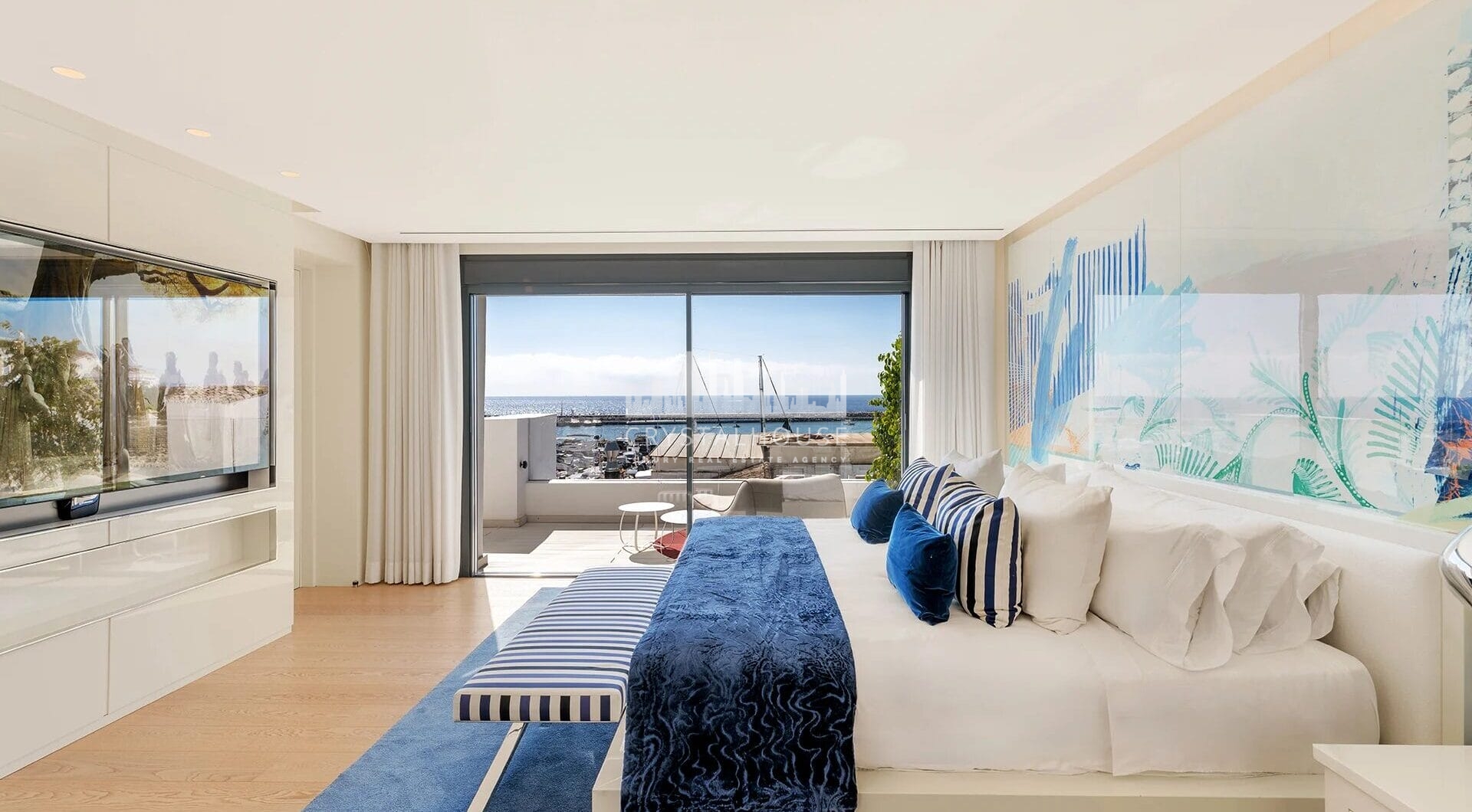 Położony w samym sercu słynnego Puerto Banus w Marbelli, ten luksusowy apartament oferuje wspaniałe wrażenia z życia w jednej z najbardziej prestiżowych lokalizacji w Hiszpanii.