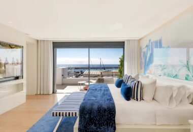 Położony w samym sercu słynnego Puerto Banus w Marbelli, ten luksusowy apartament oferuje wspaniałe wrażenia z życia w jednej z najbardziej prestiżowych lokalizacji w Hiszpanii.
