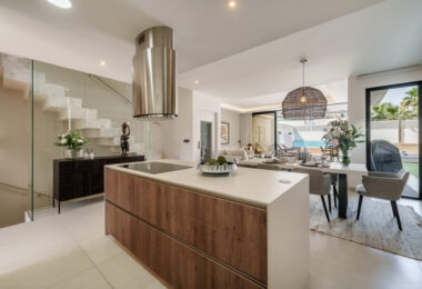 Witamy w Azure 7, nowoczesnej willi bliźniaczej położonej na zamkniętym osiedlu Banus Bay, zaledwie kilka minut od Puerto Banus.