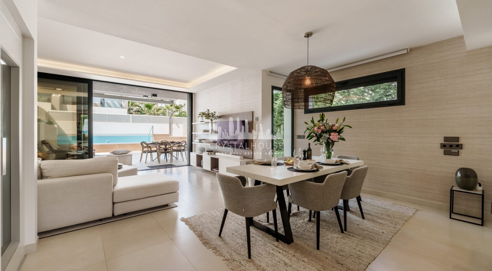 Witamy w Azure 7, nowoczesnej willi bliźniaczej położonej na zamkniętym osiedlu Banus Bay, zaledwie kilka minut od Puerto Banus.