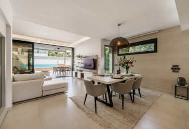 Witamy w Azure 7, nowoczesnej willi bliźniaczej położonej na zamkniętym osiedlu Banus Bay, zaledwie kilka minut od Puerto Banus.