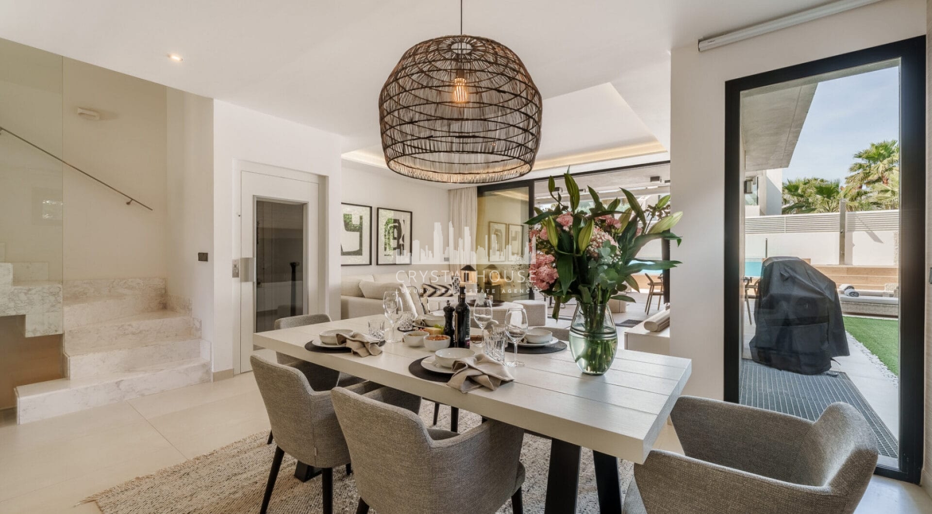 Witamy w Azure 7, nowoczesnej willi bliźniaczej położonej na zamkniętym osiedlu Banus Bay, zaledwie kilka minut od Puerto Banus.