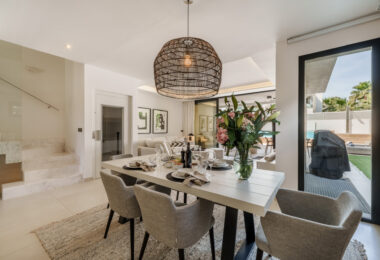 Witamy w Azure 7, nowoczesnej willi bliźniaczej położonej na zamkniętym osiedlu Banus Bay, zaledwie kilka minut od Puerto Banus.