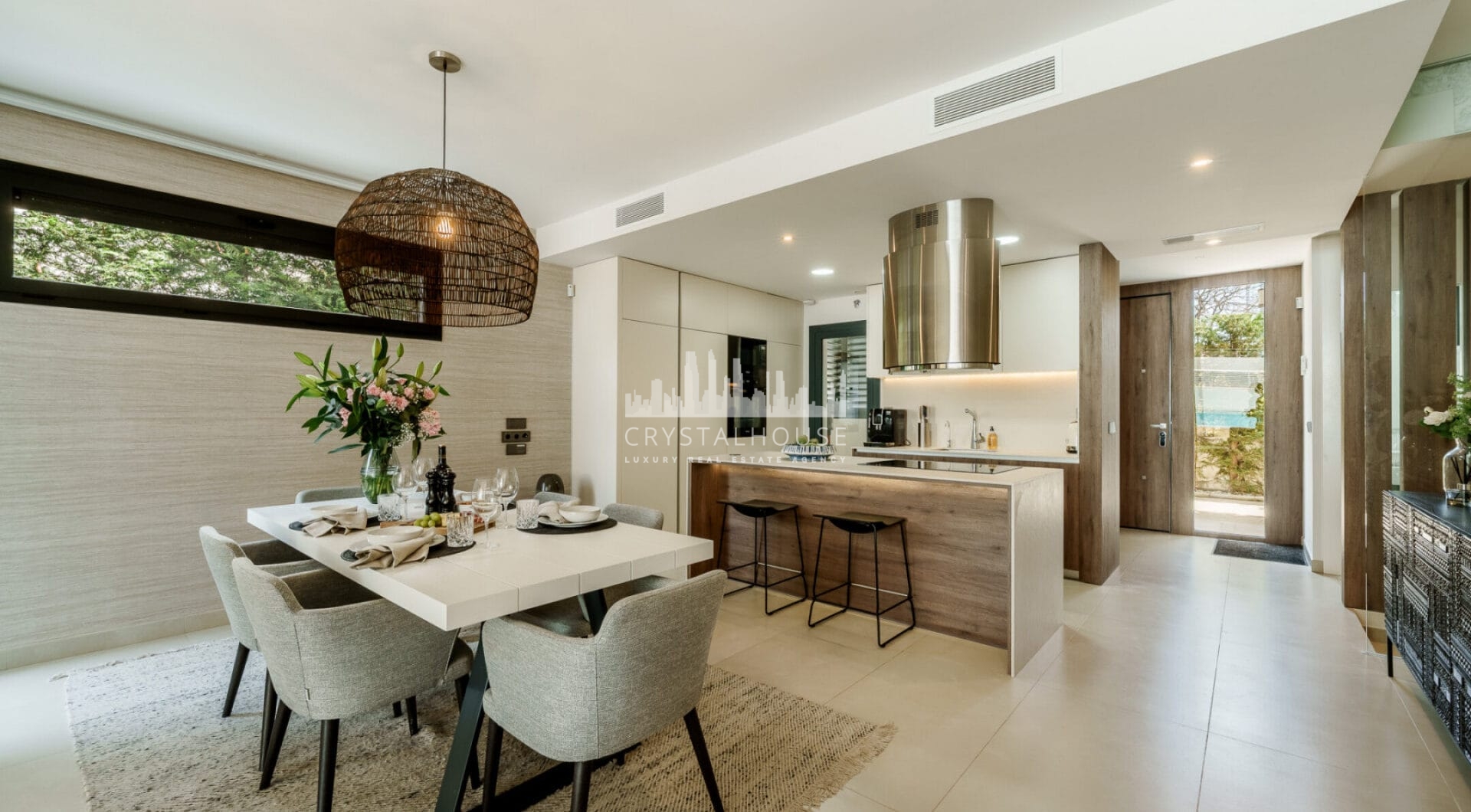 Witamy w Azure 7, nowoczesnej willi bliźniaczej położonej na zamkniętym osiedlu Banus Bay, zaledwie kilka minut od Puerto Banus.