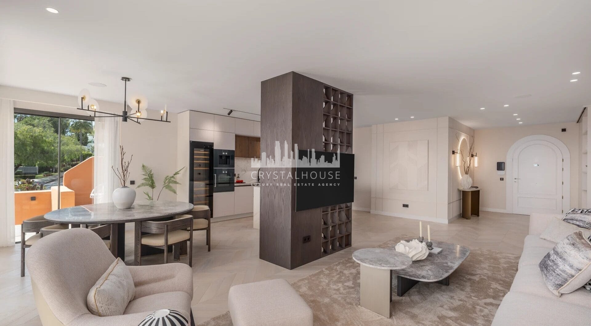 Położony w samym sercu prestiżowej społeczności Les Belvédères w Nueva Andalucía, ten niedawno odnowiony apartament z czterema sypialniami oferuje idealne połączenie nowoczesnego luksusu i komfortu.