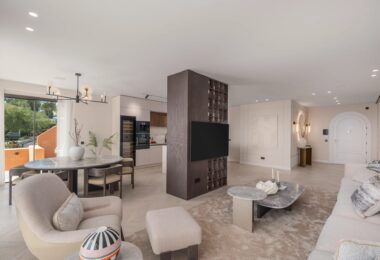 Położony w samym sercu prestiżowej społeczności Les Belvédères w Nueva Andalucía, ten niedawno odnowiony apartament z czterema sypialniami oferuje idealne połączenie nowoczesnego luksusu i komfortu.