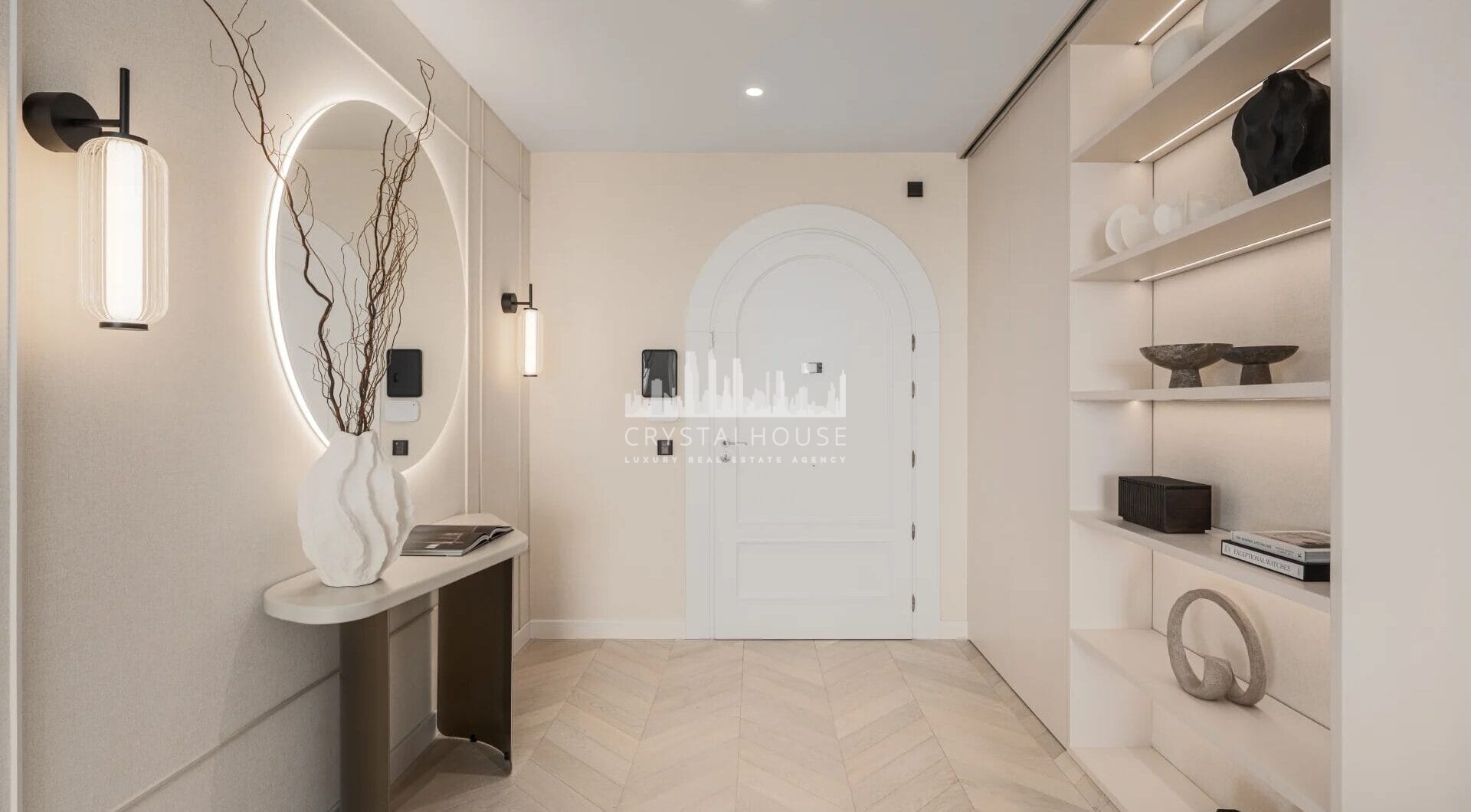 Położony w samym sercu prestiżowej społeczności Les Belvédères w Nueva Andalucía, ten niedawno odnowiony apartament z czterema sypialniami oferuje idealne połączenie nowoczesnego luksusu i komfortu.