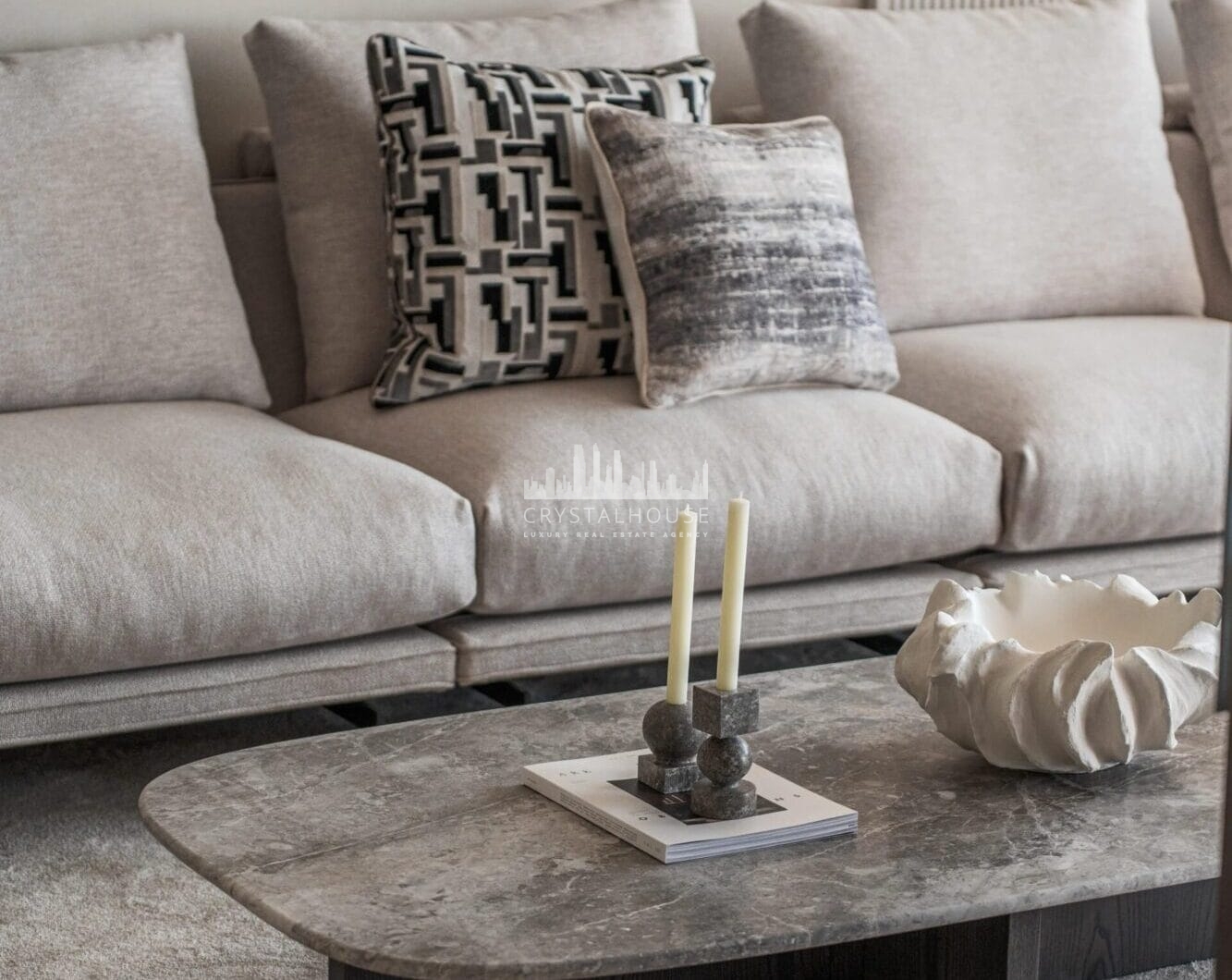 Położony w samym sercu prestiżowej społeczności Les Belvédères w Nueva Andalucía, ten niedawno odnowiony apartament z czterema sypialniami oferuje idealne połączenie nowoczesnego luksusu i komfortu.