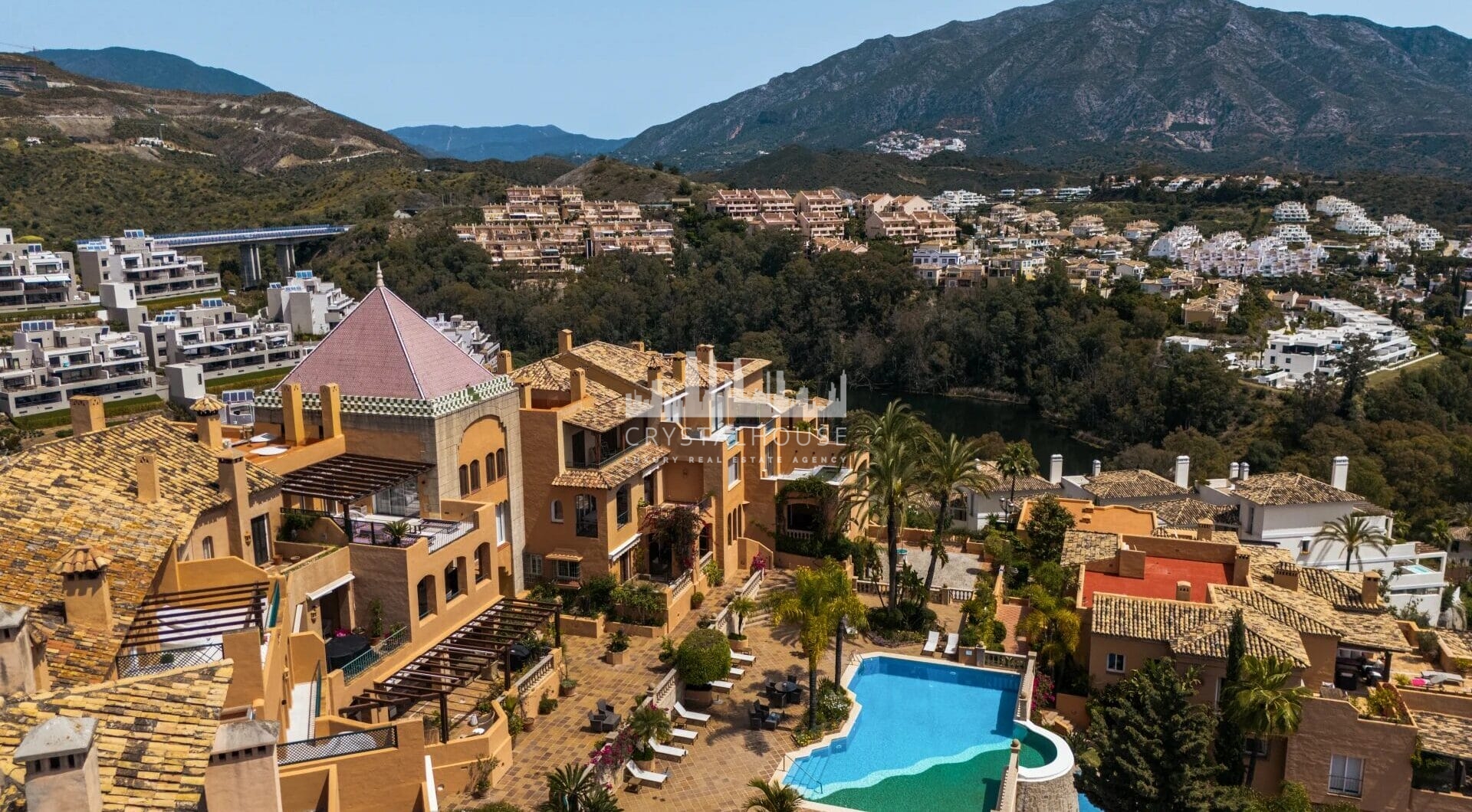 Położony w samym sercu prestiżowej społeczności Les Belvédères w Nueva Andalucía, ten niedawno odnowiony apartament z czterema sypialniami oferuje idealne połączenie nowoczesnego luksusu i komfortu.