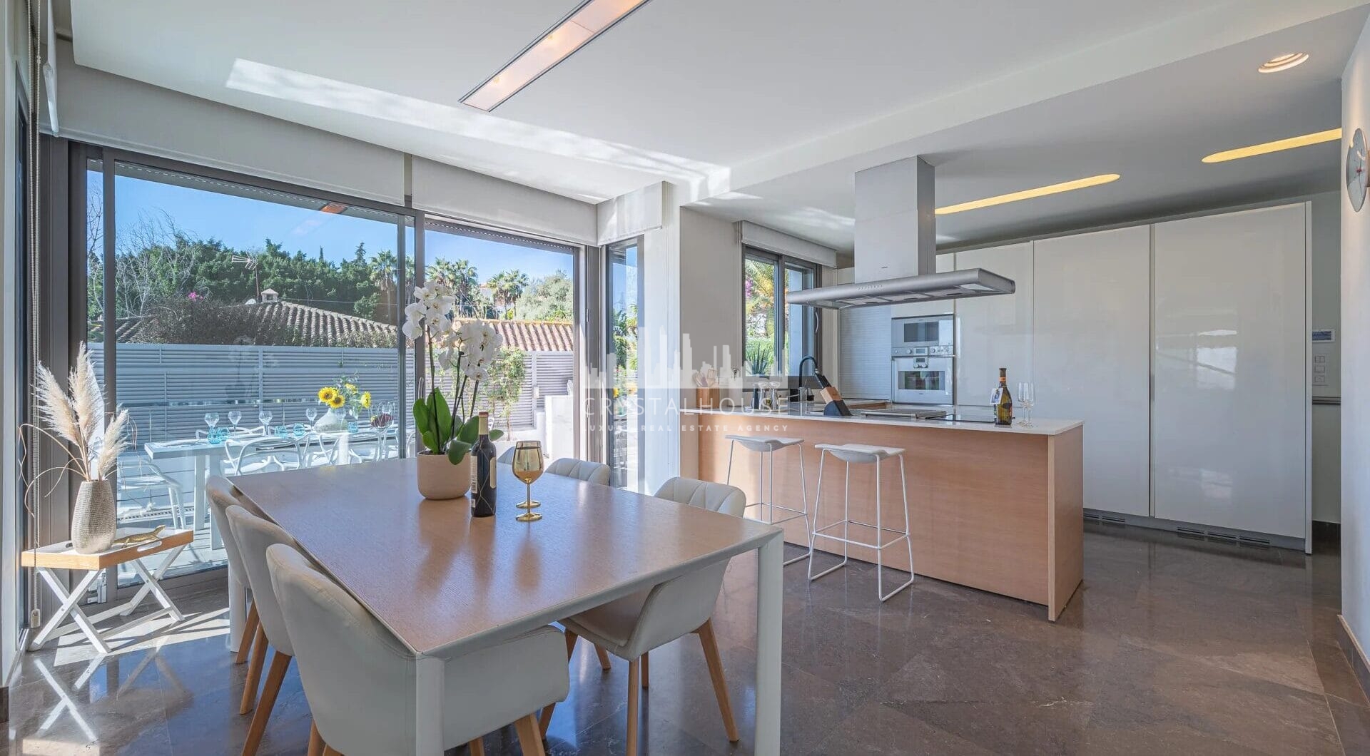 Położona w prestiżowej dzielnicy Nagüeles w Marbelli, ta nieruchomość wyróżnia się jako najkorzystniejsza cenowo nowoczesna willa w okolicy pod względem wielkości, projektu i wyposażenia.