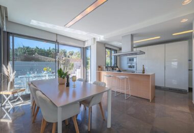 Położona w prestiżowej dzielnicy Nagüeles w Marbelli, ta nieruchomość wyróżnia się jako najkorzystniejsza cenowo nowoczesna willa w okolicy pod względem wielkości, projektu i wyposażenia.