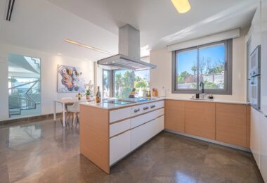 Położona w prestiżowej dzielnicy Nagüeles w Marbelli, ta nieruchomość wyróżnia się jako najkorzystniejsza cenowo nowoczesna willa w okolicy pod względem wielkości, projektu i wyposażenia.