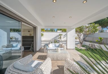 Położona w prestiżowej dzielnicy Nagüeles w Marbelli, ta nieruchomość wyróżnia się jako najkorzystniejsza cenowo nowoczesna willa w okolicy pod względem wielkości, projektu i wyposażenia.