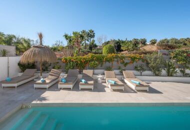 Położona w prestiżowej dzielnicy Nagüeles w Marbelli, ta nieruchomość wyróżnia się jako najkorzystniejsza cenowo nowoczesna willa w okolicy pod względem wielkości, projektu i wyposażenia.