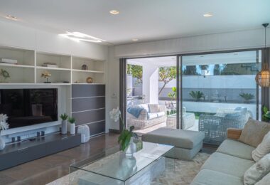 Położona w prestiżowej dzielnicy Nagüeles w Marbelli, ta nieruchomość wyróżnia się jako najkorzystniejsza cenowo nowoczesna willa w okolicy pod względem wielkości, projektu i wyposażenia.