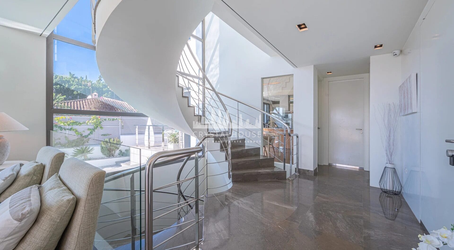 Położona w prestiżowej dzielnicy Nagüeles w Marbelli, ta nieruchomość wyróżnia się jako najkorzystniejsza cenowo nowoczesna willa w okolicy pod względem wielkości, projektu i wyposażenia.