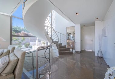 Położona w prestiżowej dzielnicy Nagüeles w Marbelli, ta nieruchomość wyróżnia się jako najkorzystniejsza cenowo nowoczesna willa w okolicy pod względem wielkości, projektu i wyposażenia.