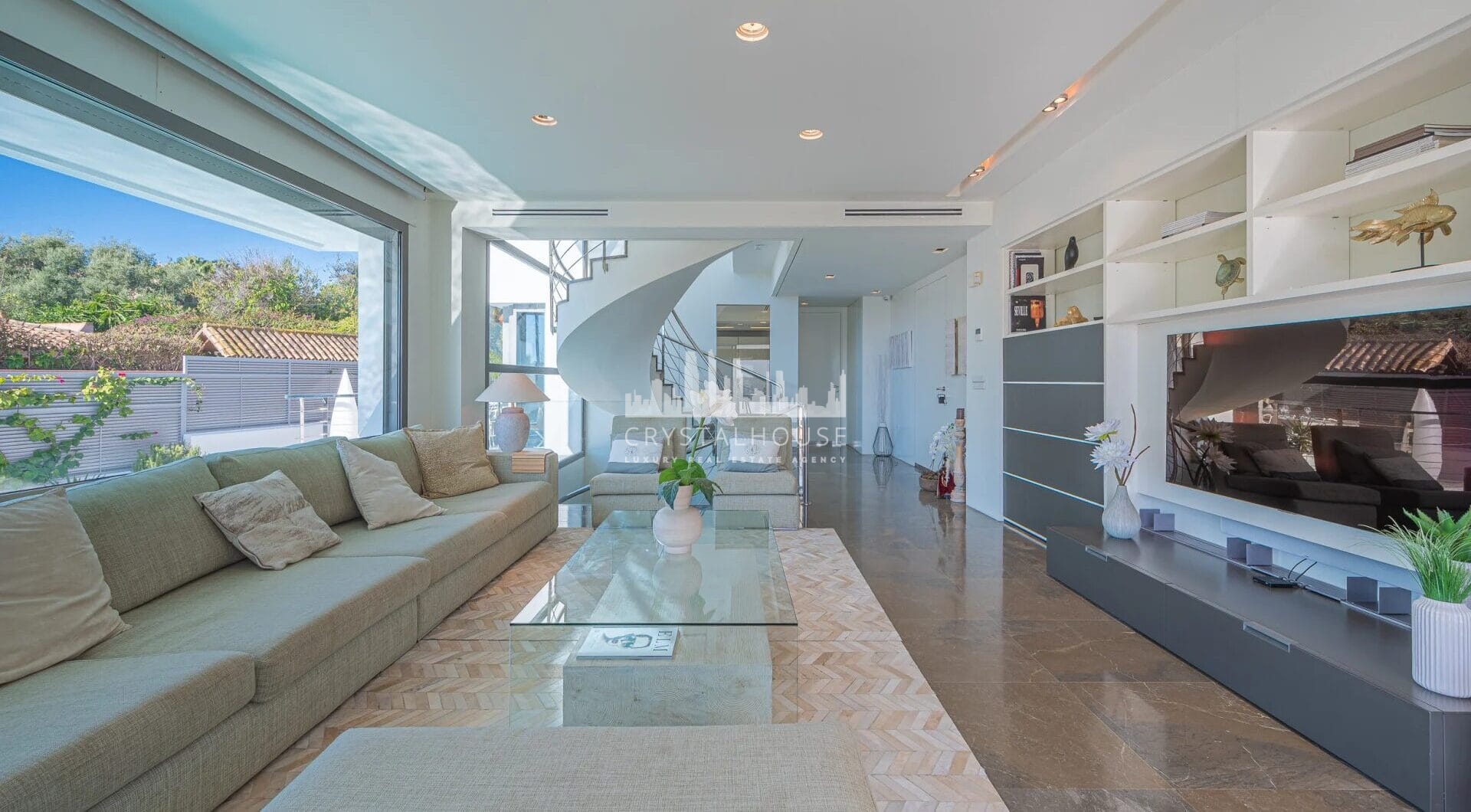 Położona w prestiżowej dzielnicy Nagüeles w Marbelli, ta nieruchomość wyróżnia się jako najkorzystniejsza cenowo nowoczesna willa w okolicy pod względem wielkości, projektu i wyposażenia.