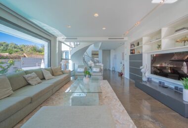 Położona w prestiżowej dzielnicy Nagüeles w Marbelli, ta nieruchomość wyróżnia się jako najkorzystniejsza cenowo nowoczesna willa w okolicy pod względem wielkości, projektu i wyposażenia.