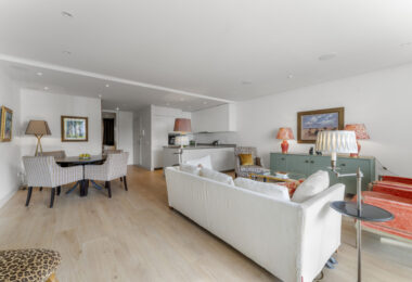 Położony w samym sercu prestiżowego kurortu Puente Romano, Drago 2-2 oferuje wyjątkowe połączenie luksusu i wygody.