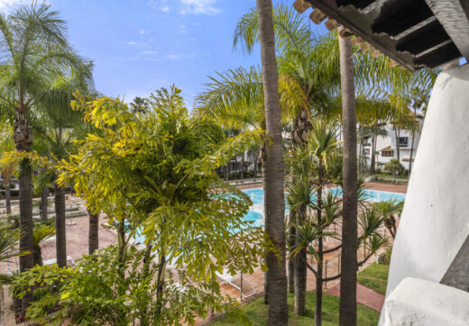 Położony w samym sercu prestiżowego kurortu Puente Romano, Drago 2-2 oferuje wyjątkowe połączenie luksusu i wygody.