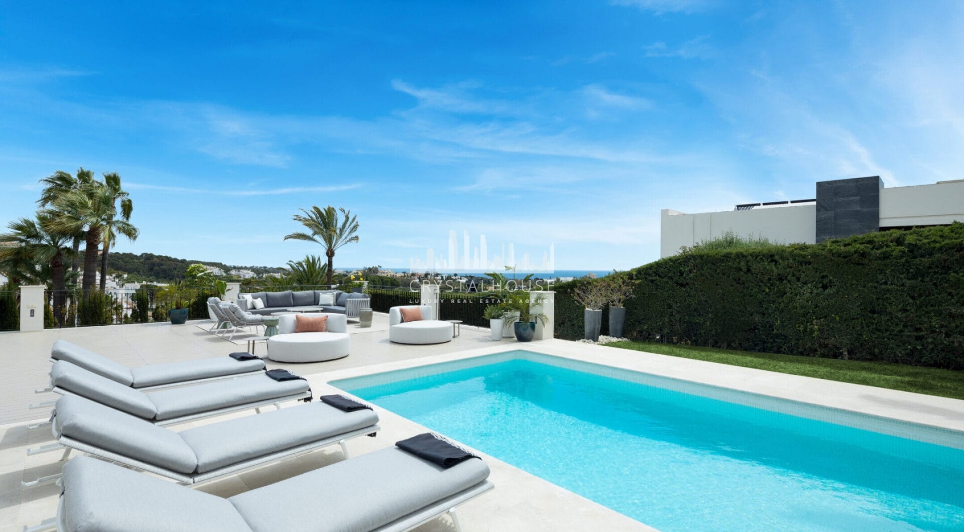 Villa Seraphina to niezwykła, niedawno odnowiona willa, która zachwyca architekturą i wystrojem wnętrz oraz położeniem w atrakcyjnej lokalizacji.