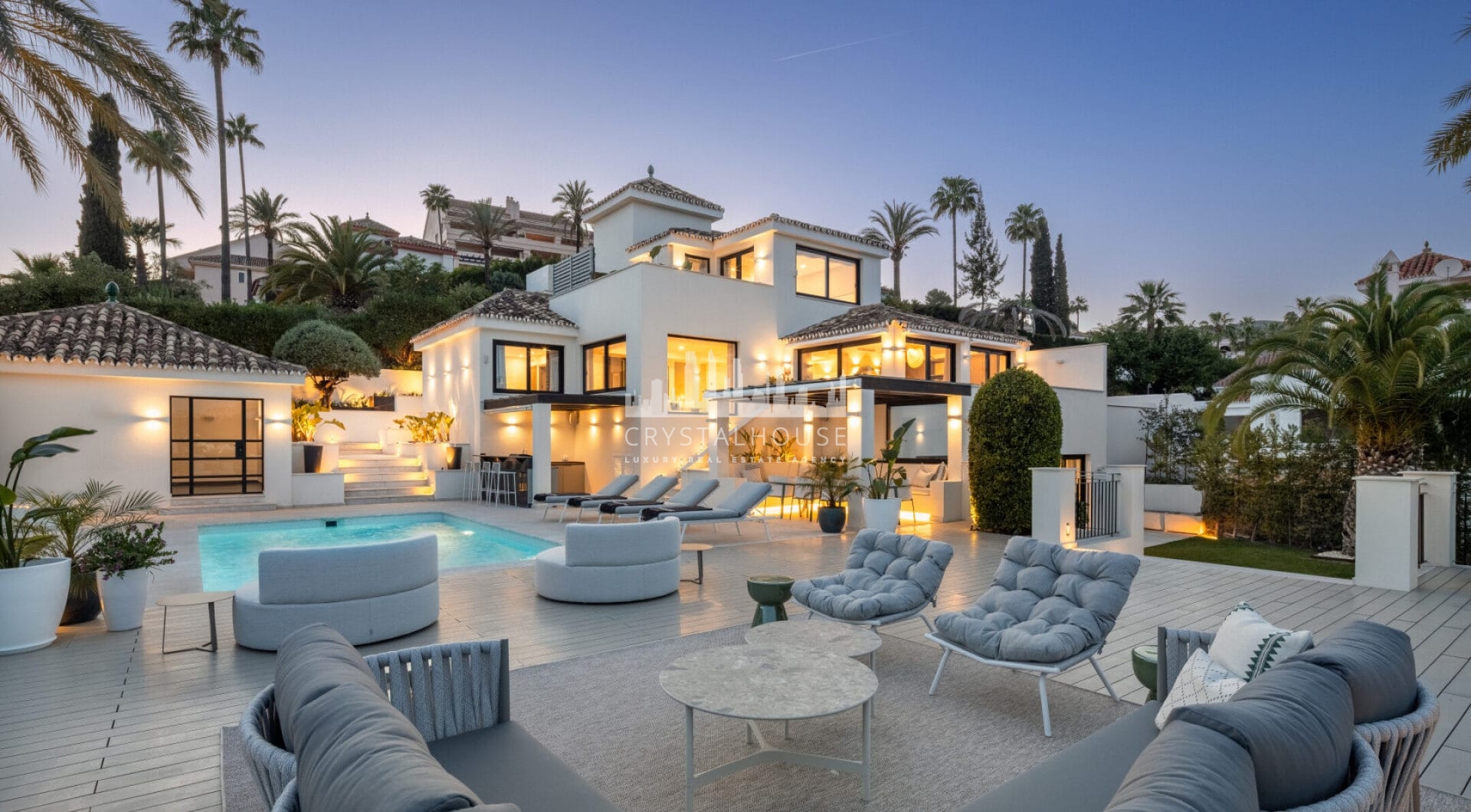 Villa Seraphina to niezwykła, niedawno odnowiona willa, która zachwyca architekturą i wystrojem wnętrz oraz położeniem w atrakcyjnej lokalizacji.