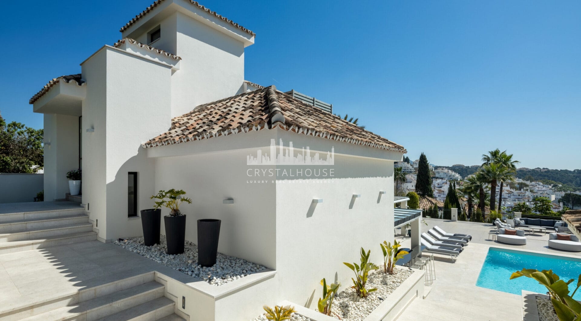 Villa Seraphina to niezwykła, niedawno odnowiona willa, która zachwyca architekturą i wystrojem wnętrz oraz położeniem w atrakcyjnej lokalizacji.