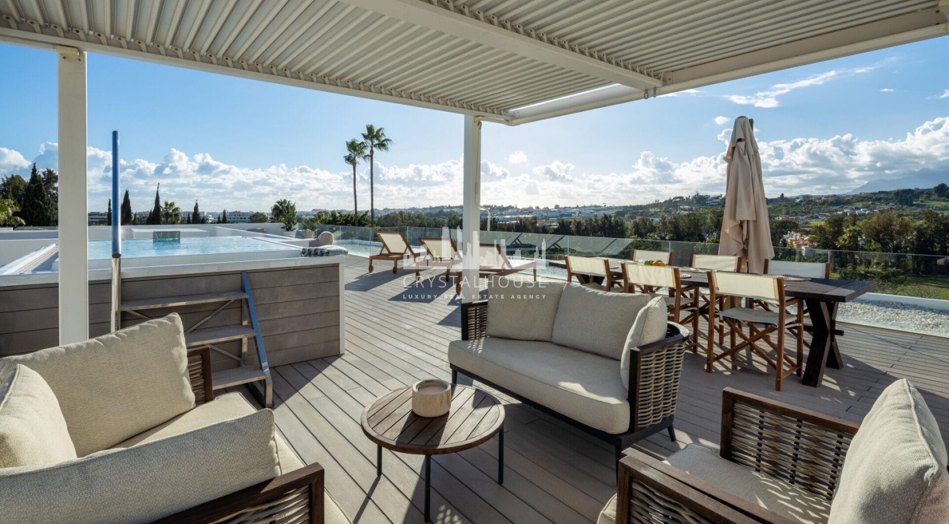 Herrojo 88 to spektakularna, nowoczesna willa położona w doskonałej lokalizacji na zamkniętym osiedlu El Herrojo Alto w La Quinta.