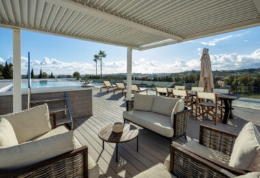 Herrojo 88 to spektakularna, nowoczesna willa położona w doskonałej lokalizacji na zamkniętym osiedlu El Herrojo Alto w La Quinta.