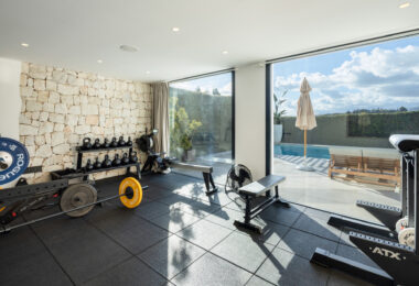 Herrojo 88 to spektakularna, nowoczesna willa położona w doskonałej lokalizacji na zamkniętym osiedlu El Herrojo Alto w La Quinta.