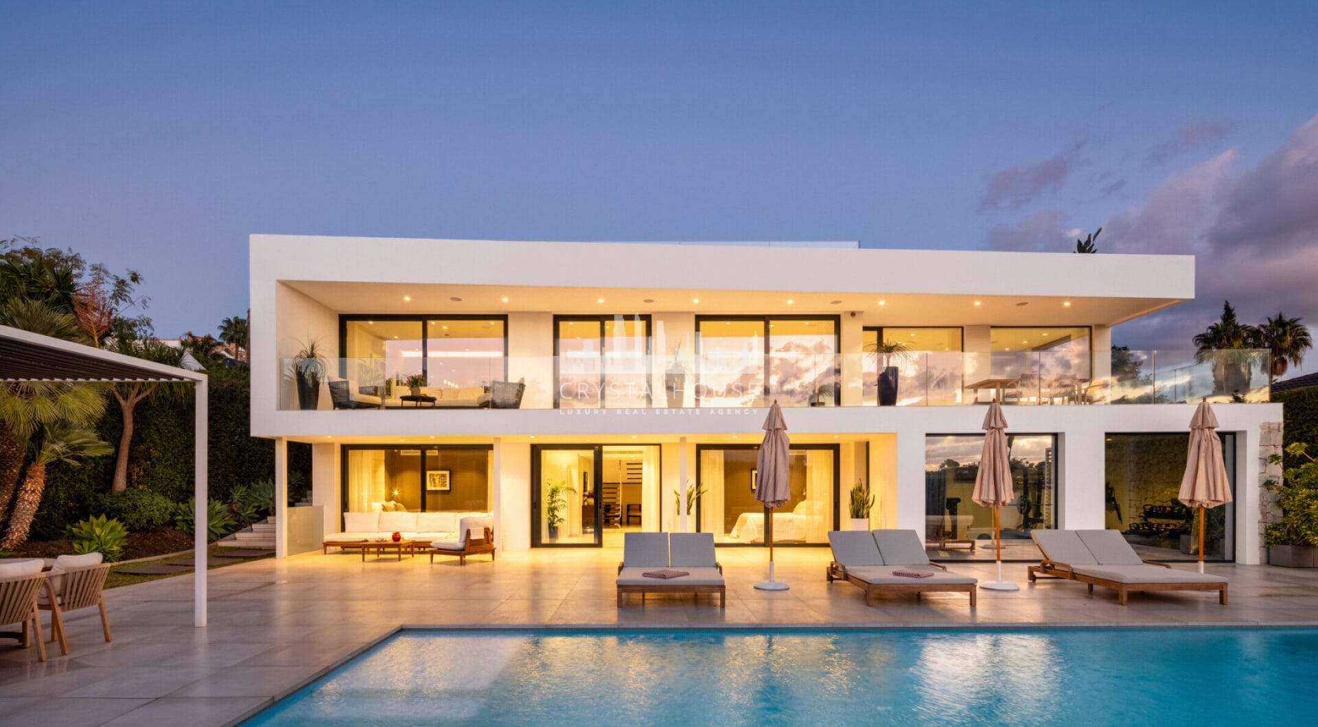 Herrojo 88 to spektakularna, nowoczesna willa położona w doskonałej lokalizacji na zamkniętym osiedlu El Herrojo Alto w La Quinta.