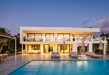 Herrojo 88 to spektakularna, nowoczesna willa położona w doskonałej lokalizacji na zamkniętym osiedlu El Herrojo Alto w La Quinta.