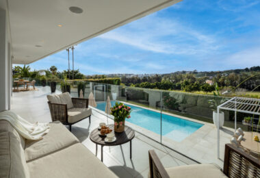 Herrojo 88 to spektakularna, nowoczesna willa położona w doskonałej lokalizacji na zamkniętym osiedlu El Herrojo Alto w La Quinta.