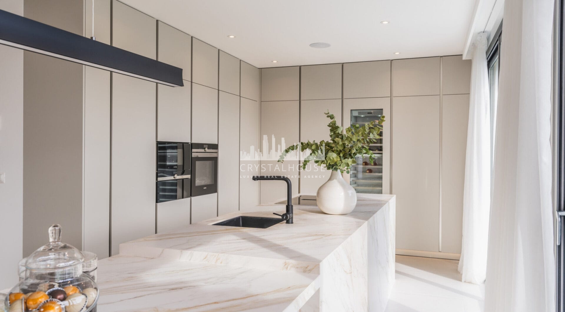 Zapraszamy do Villa Vista, zachwycającego połączenia współczesnego luksusu i ponadczasowego uroku Andaluzji, położonego w prestiżowej dzielnicy Marbesa w Marbelli.