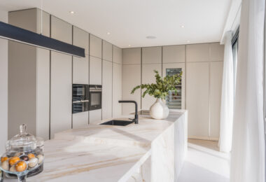 Zapraszamy do Villa Vista, zachwycającego połączenia współczesnego luksusu i ponadczasowego uroku Andaluzji, położonego w prestiżowej dzielnicy Marbesa w Marbelli.