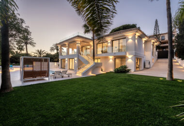 Zapraszamy do Villa Vista, zachwycającego połączenia współczesnego luksusu i ponadczasowego uroku Andaluzji, położonego w prestiżowej dzielnicy Marbesa w Marbelli.