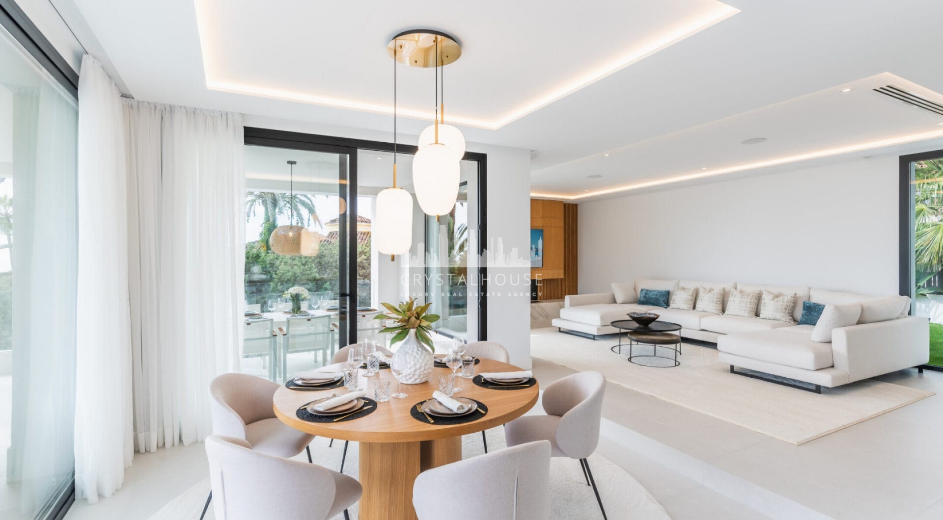 Zapraszamy do Villa Vista, zachwycającego połączenia współczesnego luksusu i ponadczasowego uroku Andaluzji, położonego w prestiżowej dzielnicy Marbesa w Marbelli.