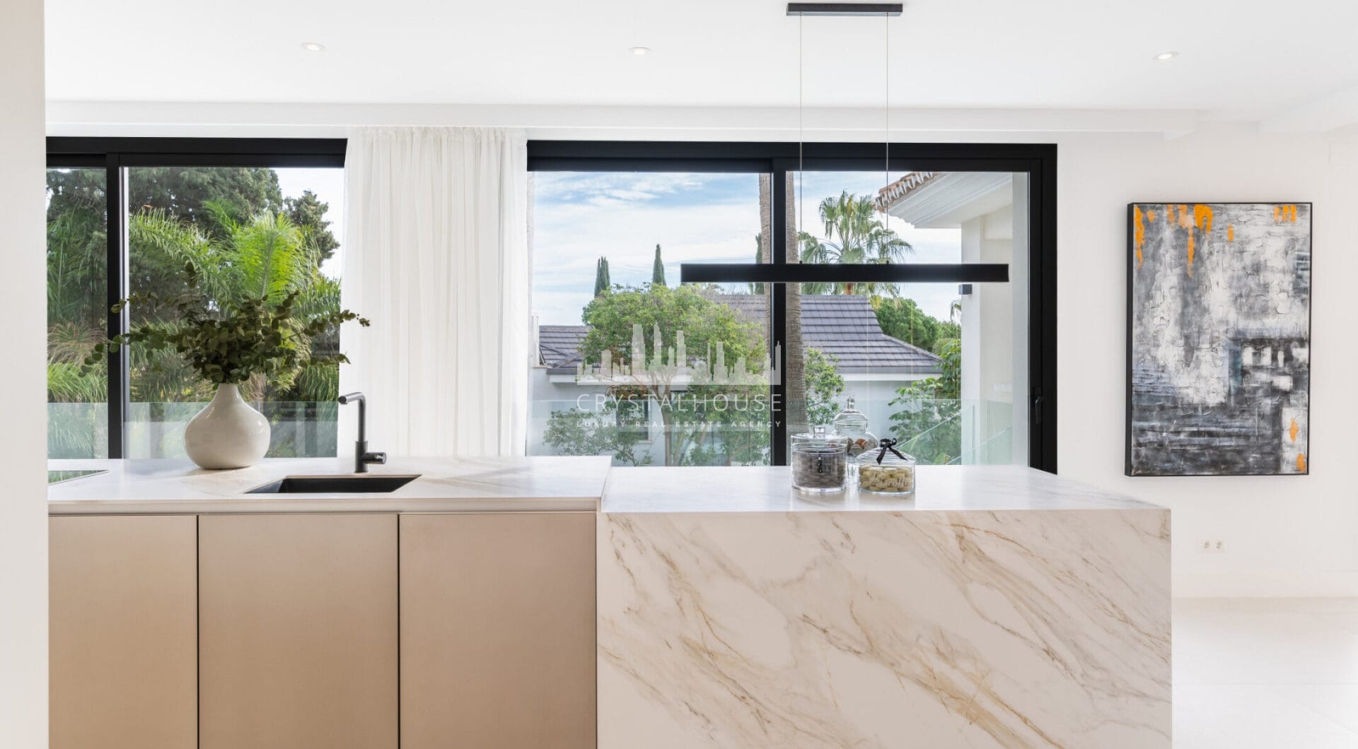 Zapraszamy do Villa Vista, zachwycającego połączenia współczesnego luksusu i ponadczasowego uroku Andaluzji, położonego w prestiżowej dzielnicy Marbesa w Marbelli.