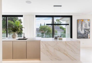 Zapraszamy do Villa Vista, zachwycającego połączenia współczesnego luksusu i ponadczasowego uroku Andaluzji, położonego w prestiżowej dzielnicy Marbesa w Marbelli.