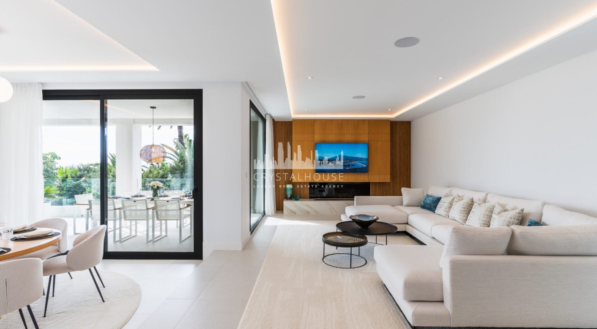 Zapraszamy do Villa Vista, zachwycającego połączenia współczesnego luksusu i ponadczasowego uroku Andaluzji, położonego w prestiżowej dzielnicy Marbesa w Marbelli.