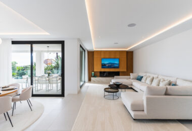 Zapraszamy do Villa Vista, zachwycającego połączenia współczesnego luksusu i ponadczasowego uroku Andaluzji, położonego w prestiżowej dzielnicy Marbesa w Marbelli.