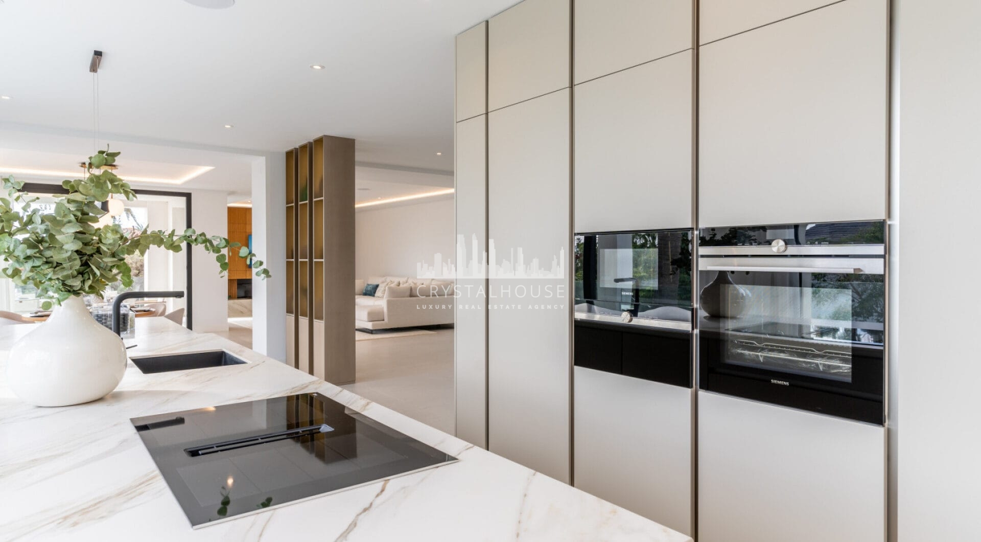 Zapraszamy do Villa Vista, zachwycającego połączenia współczesnego luksusu i ponadczasowego uroku Andaluzji, położonego w prestiżowej dzielnicy Marbesa w Marbelli.