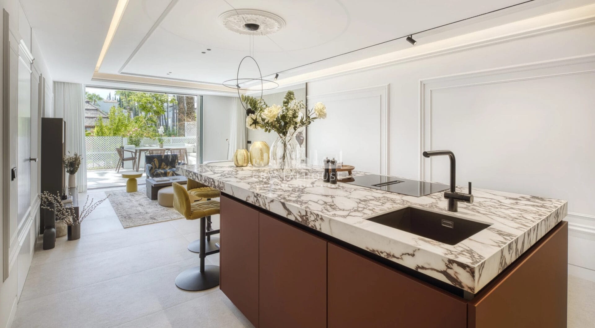 Datura 1 to przepiękny, niedawno odnowiony apartament na parterze, położony w doskonałej lokalizacji w ośrodku Puente Romano Resort na Złotej Mili w Marbelli.