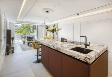 Datura 1 to przepiękny, niedawno odnowiony apartament na parterze, położony w doskonałej lokalizacji w ośrodku Puente Romano Resort na Złotej Mili w Marbelli.